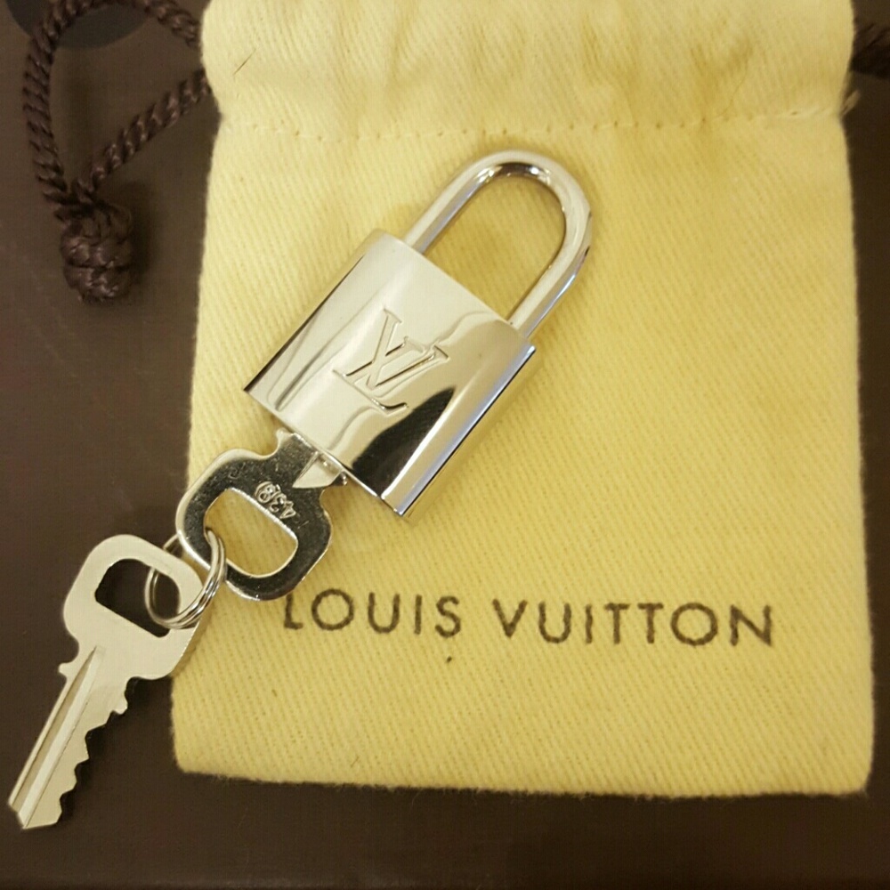 Louis Vuitton Black and Cream Bag with Lock - Picture 2 of 8